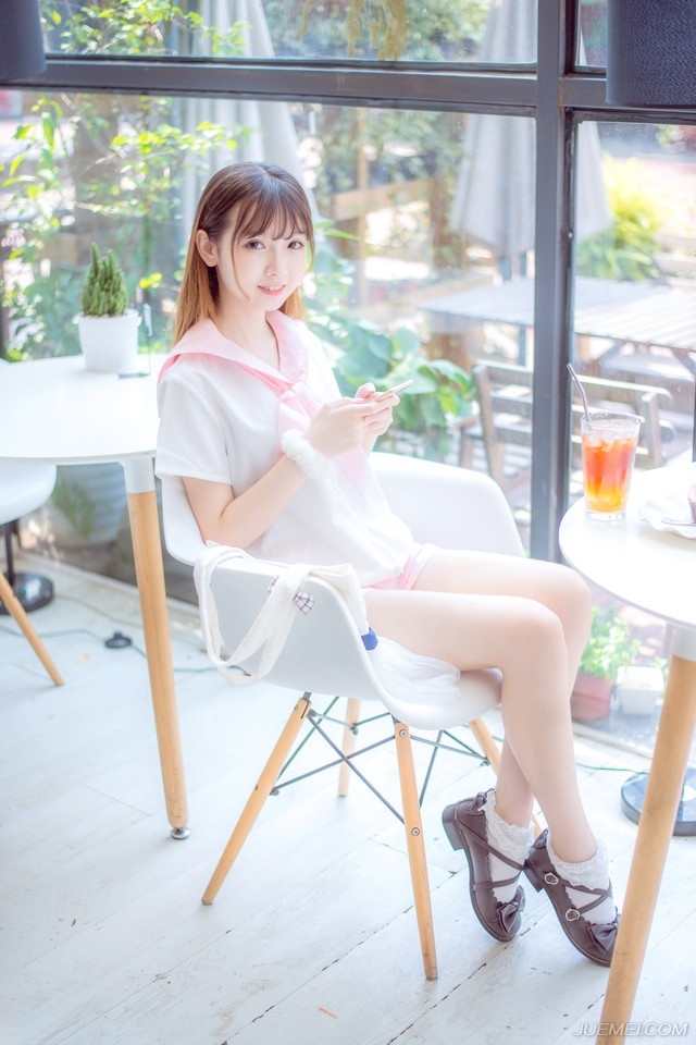 真实友谊的构成，并非因为两边有意的撮合，带些偶尔，带些不知不觉。——钱钟书